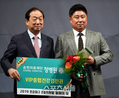 [포토] 김태형 감독, \'올해의 상\' 감독상 수상