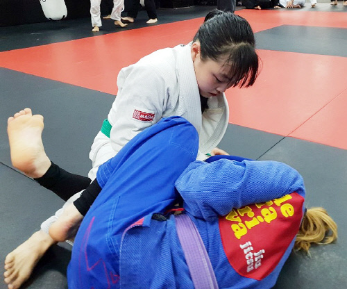 신유진1 (흰색 도복 신유진, 파란색 도복 홍윤하)