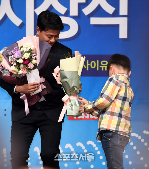 [포토]동생에게 축하 꽃다발 받는 이영하