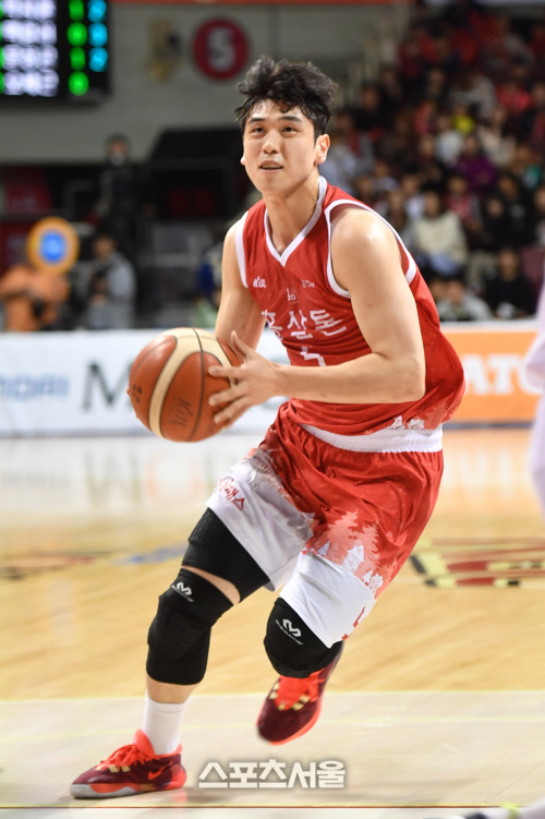 레이업슛하는 변준형[포토]