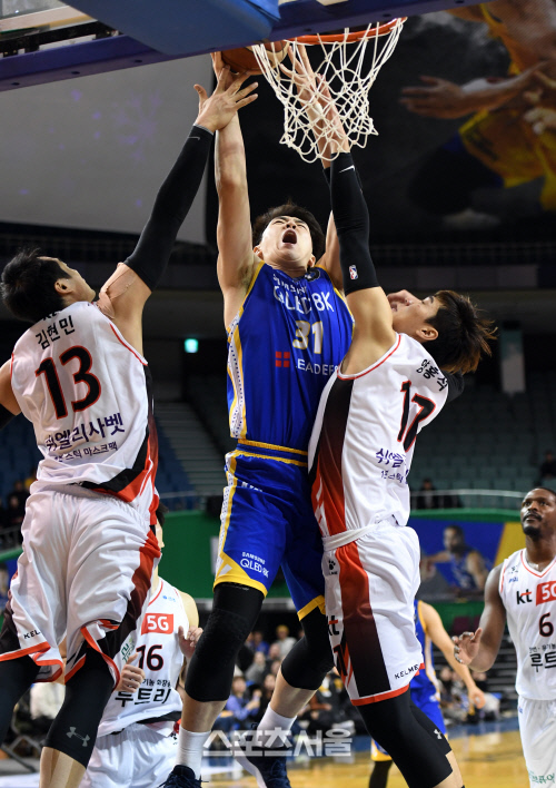 [포토]삼성 김준일, 팔 쳤잖아요!