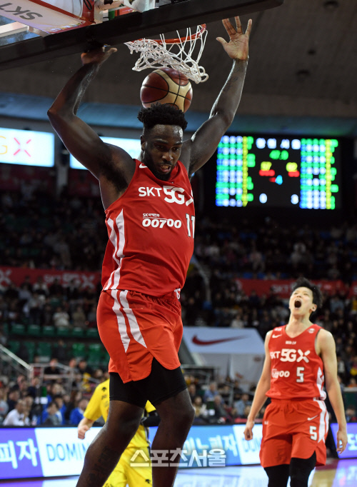 [포토]김선형의 환호 부른 자밀 워니의 덩크(SK-LG)