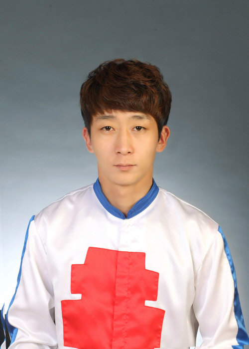 데뷔 20년만에 700승 달성한 한영민 기수 "포상금은 제주 결식 아동 위해 기부"