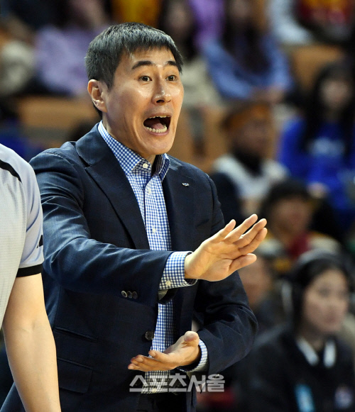 [포토] 이상민 감독 '침착하게'