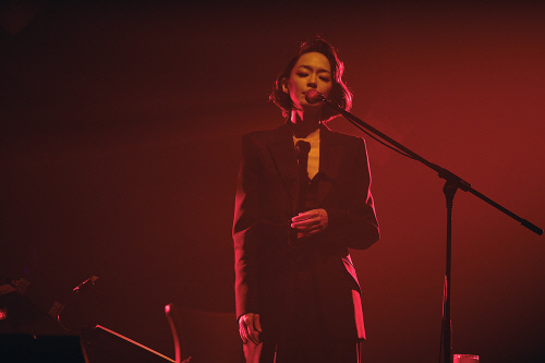 김윤아, 연말 콘서트 '사랑의 형태' 성료...가슴 뭉클 감동 선사