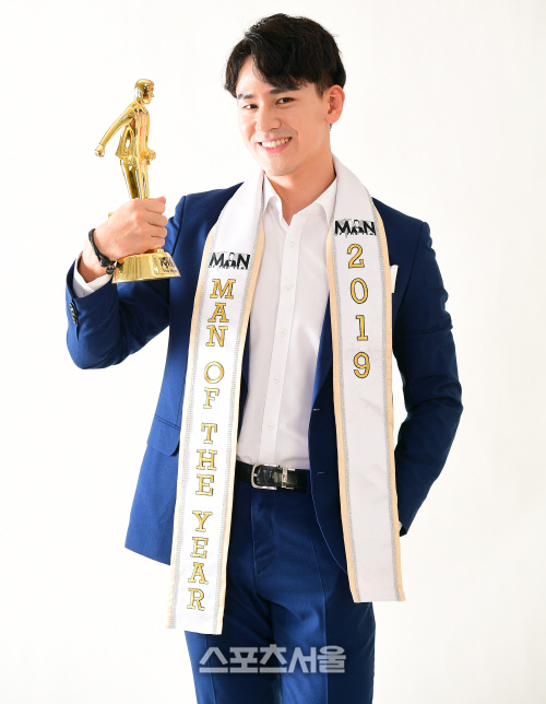 [이주상의 e파인더]'유도영웅' 이창수씨의 아들 이호진, 'Man of the Year'통해 세상에서 가장 잘 생긴 남자로 등극!