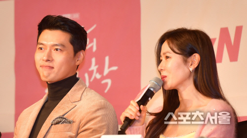 열애설 기자 질문에 답하는 손예진 [포토]