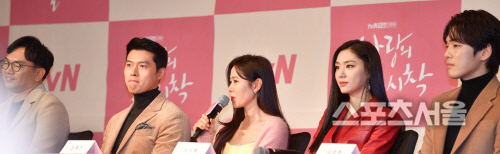 기자 질문에 답하는 손예진 [포토]