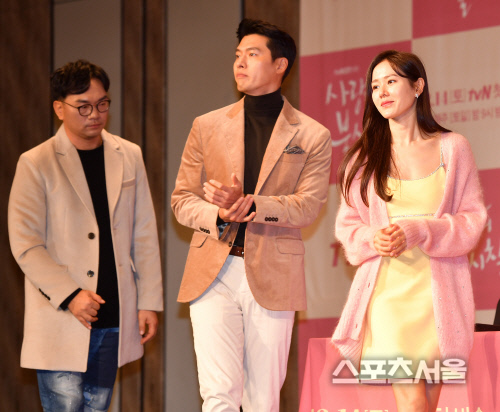 사랑의 불시착으로 만난 현빈과 손예진, 이정효 감독과 함께[포토]