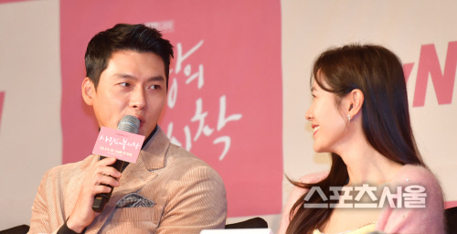 열애설 기자 질문에 답하는 현빈 [포토]