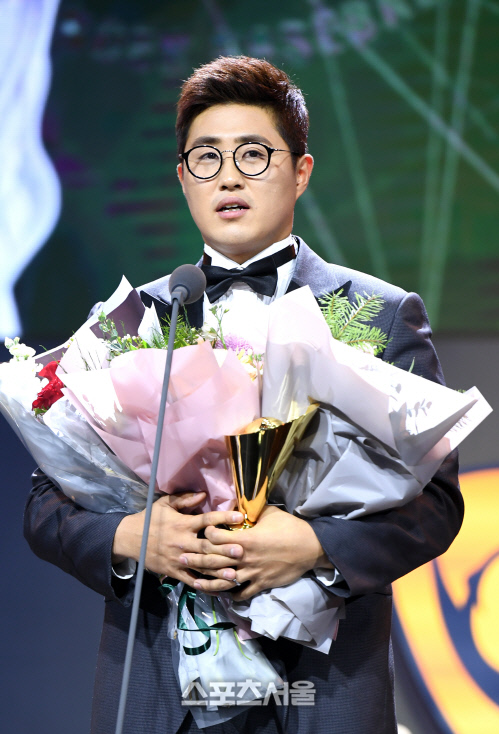 [포토]LG 채은성, 골든글러브 시상식 페어플레이상 수상