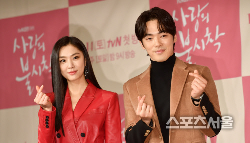 \'사랑의 불시착\'  서지혜와 김정현 \'하트퐈이야!\'[포토]