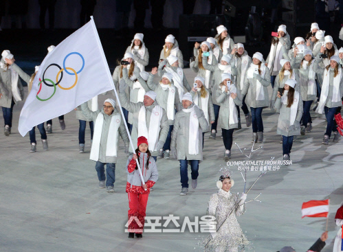 [포토] 올림픽기 앞세우고 입장하는 러시아 선수들