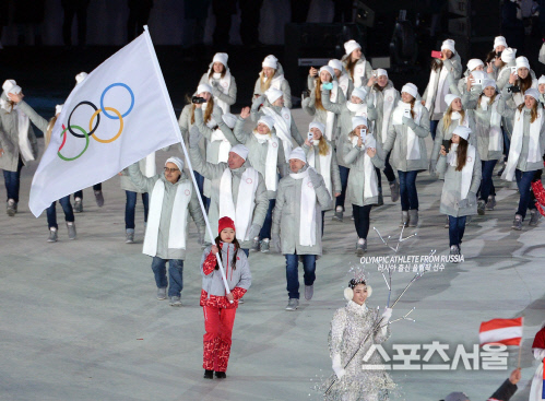 [포토] 올림픽기 앞세우고 입장하는 러시아 선수들
