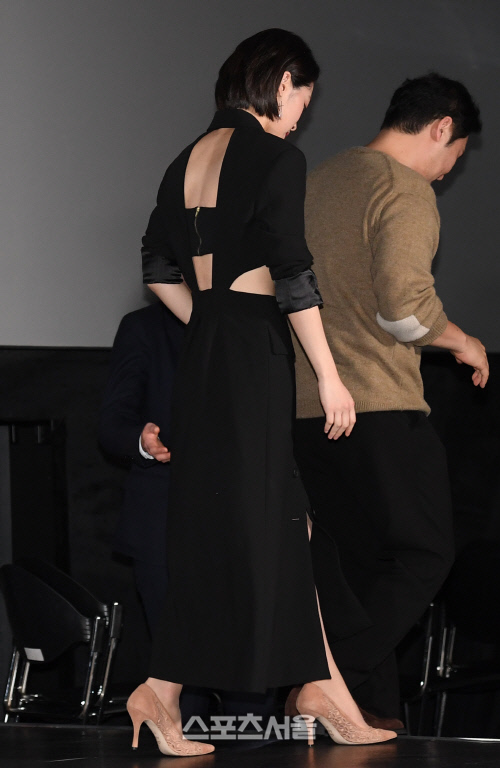 [포토]최성은, 뒷모습은 파격적으로!