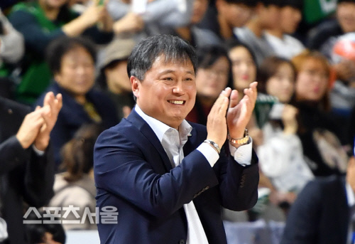 웃음꽃 핀 이상범 감독[포토]