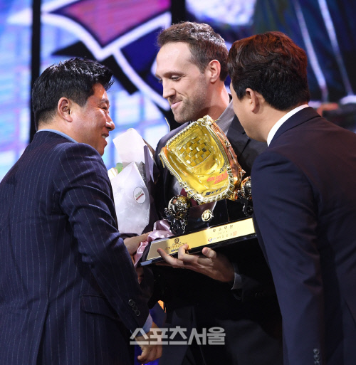 [포토] 두산 김태형 감독, 린드블럼...축하해~!