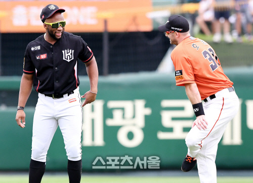 [포토] 로하스-호잉, 몸 잘 풀었나요?