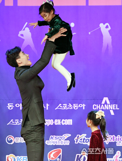 [포토] 삼성화재 박철우, 둘째 딸을 하늘 높이~