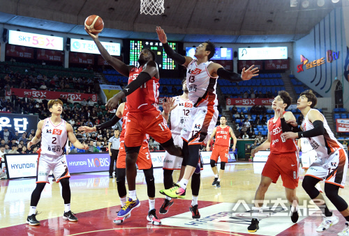 [포토]골밑슛 시도하는 SK 자밀 워니