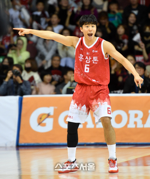 김낙현 파울에 볼놓치는 KGC 변준형[포토]