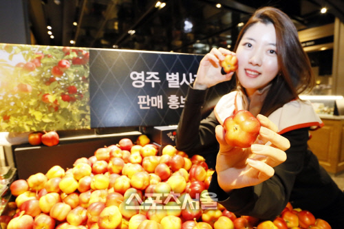 ▲[포토] 갤러리아百, ☆ 모양 '별사과' 선봬