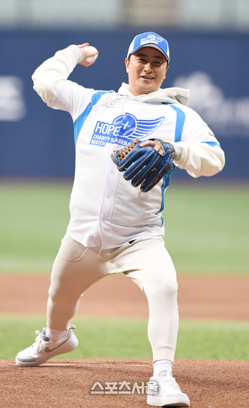 [포토] 안정환 '떨리는 시구'