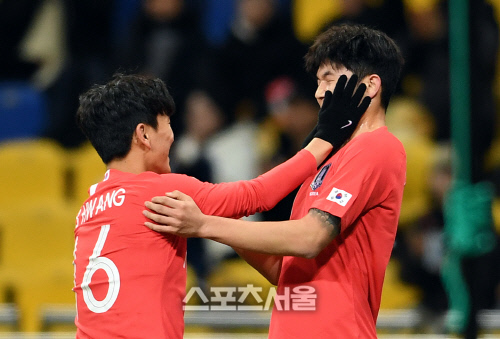 [포토]김민재 선제골에 황인범의 애정 듬뿍 축하