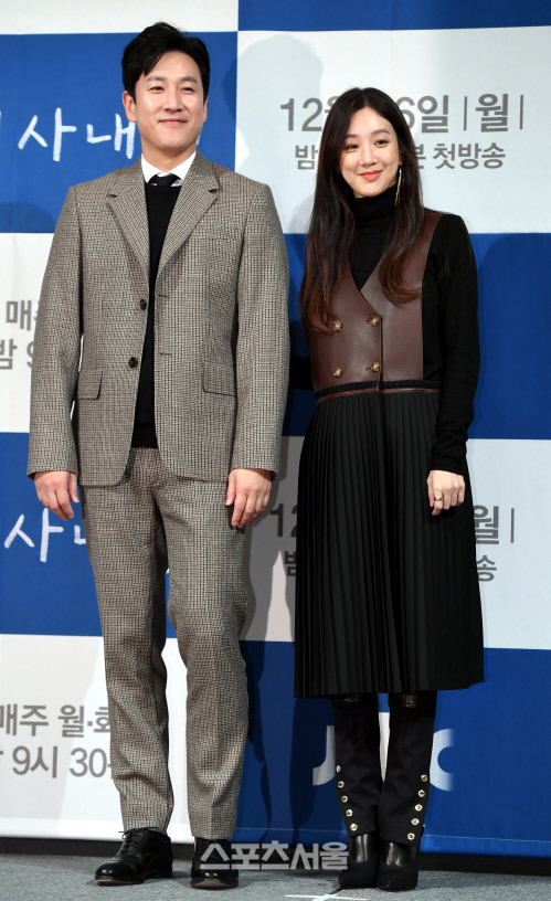 [포토] 이선균-정려원, 진영지청 형사2부 검사님들