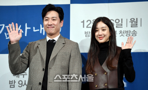 [포토] 이선균-정려원, 부드러운 미소의 검사들