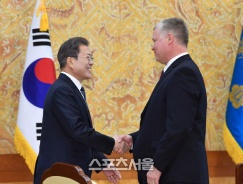 비건, 北에 회동 공개제안