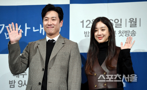 [포토] 이선균-정려원, 부드러운 미소의 검사들