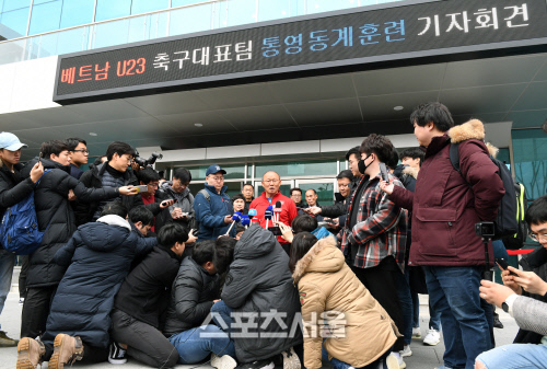 [포토]기자회견 하는 박항서 감독