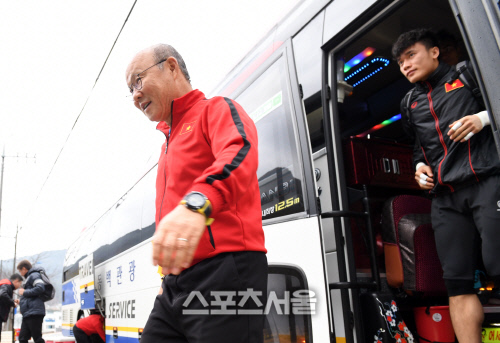 [포토]박항서 감독, 훈련장에 들어가볼까!