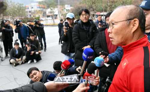 [포토]통영 전지훈련 소감 밝히는 박항서 감독