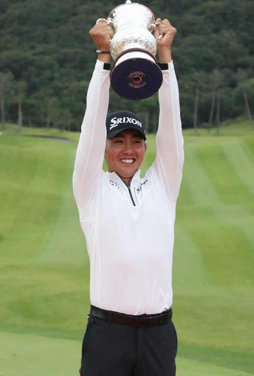 '상금왕' 이수민 "데뷔 이후 가장 바라던 순간"[KPGA 대상 시상식]