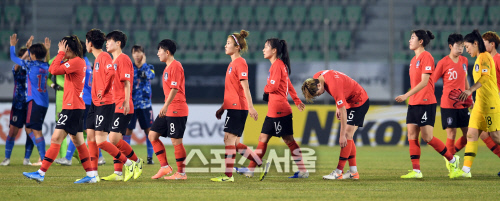 [포토]한일전 석패 여자축구, 14년 만의 우승 도전 실패