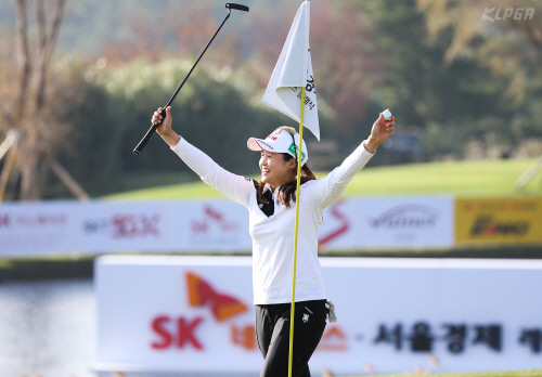 우승 확정후 기뻐하는 최혜진 (2)