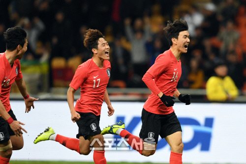 [포토]황인범-나상호, 선제골의 기쁨을 함께!