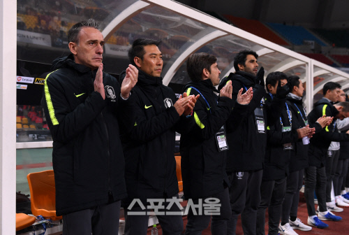 [포토]벤투 감독, 한일전 이겨보자!