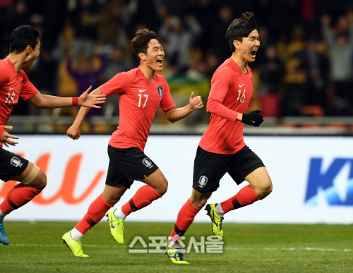 [포토]한일전 선제골 넣은 황인범