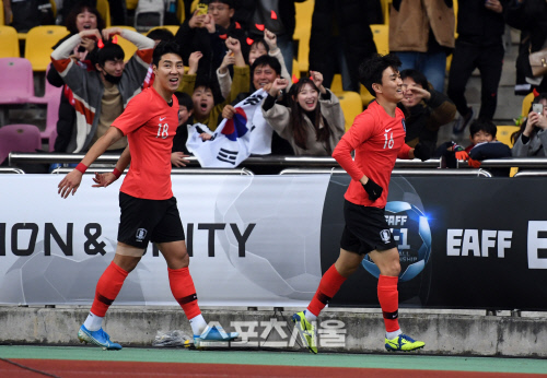 [포토]한일전 선제골 황인범, 기쁨을 관중과 함께!