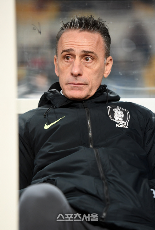 [포토]한일전 치르는 한국의 파울루 벤투 감독