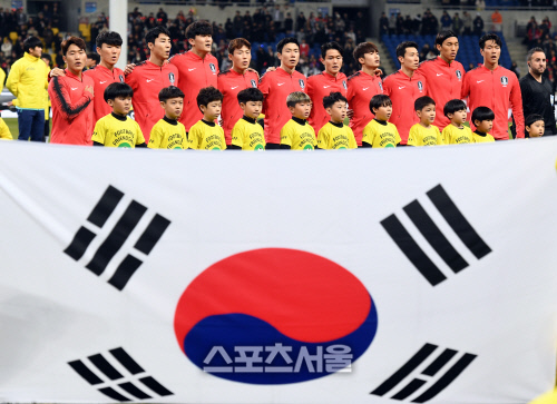 [포토]한일전에 나선 한국 축구대표팀, 더 비장하게!