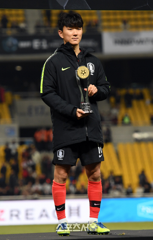 [포토]한일전 결승골 황인범, 동아시안컵 대회 MVP