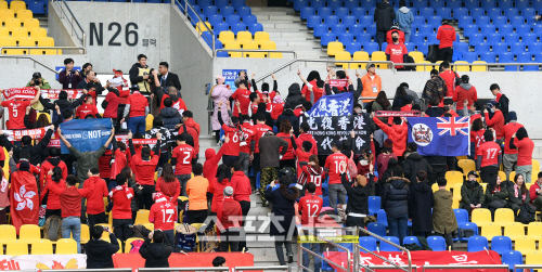 [포토]중국 국가에 일제히 등돌린 홍콩 응원단