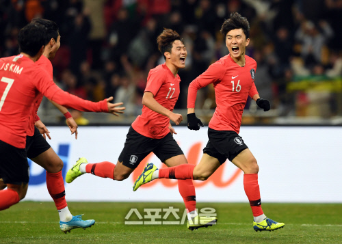 '황인범 선제골' 벤투호, 일본에 1-0 리드[한일전]