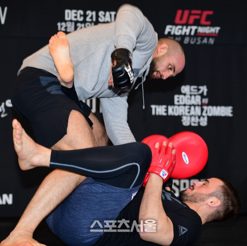 날렵한 그래플링 기술을 보여주는 외즈데미르, \'UFC부산\' 코메인이벤터의 위용![포토]