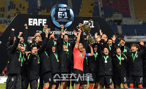 [포토]한국 축구대표팀, 동아시안컵 우승 트로피는 우리가!