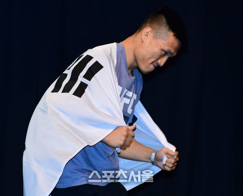 결의에 찬 표정으로 계체에 임하는 정찬성, 태극기가 나의 결의를 말해준다![포토]